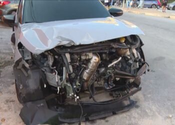 Homem morre e dois são presos após perseguição em Ramos; carro ficou destruído após bater na parede da Supervia