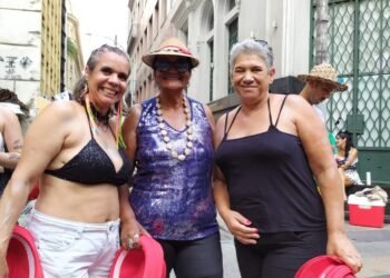 Cordão da Bola Preta leva foliões para as ruas do Rio