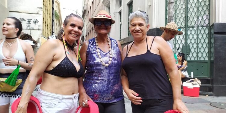 Cordão da Bola Preta leva foliões para as ruas do Rio