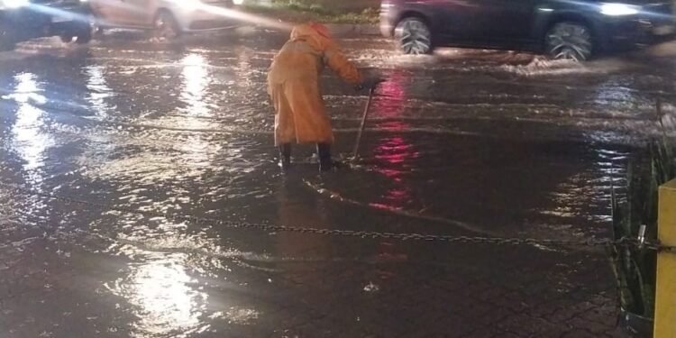 Grande Rio registra chuva forte em vários pontos