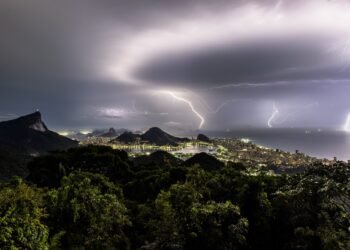 Foto mostra tempestade de raios no Rio do alto da Vista Chinesa; veja o antes e o depois
