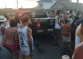 Três jovens ficam feridos ao cair da caçamba de caminhonete após passagem de trio elétrico em Campos