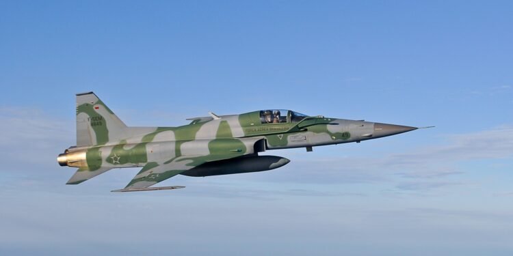 Estrondos no Sul do RJ: caças da FAB rompem barreira do som e assustam moradores