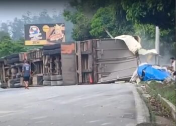 Caminhão carregado com carne tomba na BR-040, em Petrópolis