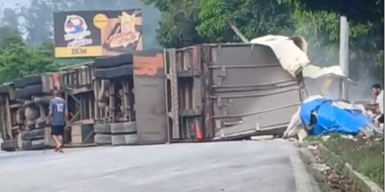 Caminhão carregado com carne tomba na BR-040, em Petrópolis