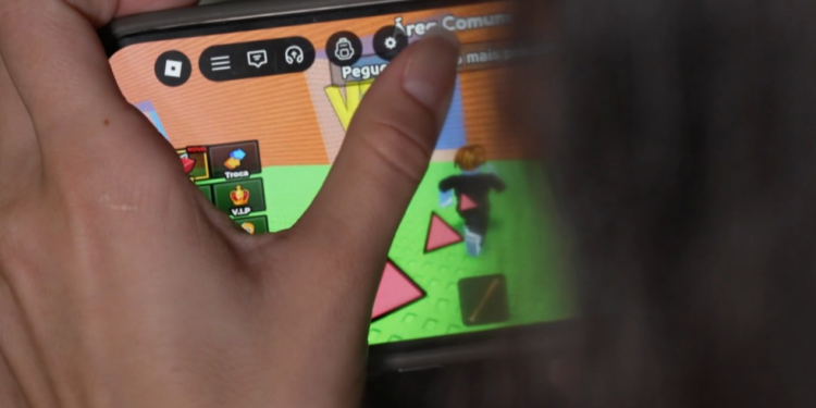 Polícia prende suspeita de criar ‘bailes virtuais’ no Roblox com conteúdo sexual e apologia ao crime