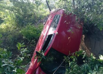 Carro cai em córrego após sair da pista no RJ que liga Natividade a Porciúncula