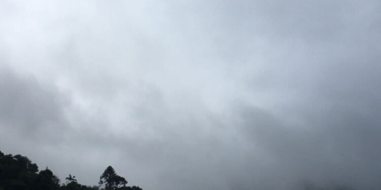 Com novo episódio de ZCAS, meteorologista alerta para riscos no interior do RJ; tempestades até quarta Com novo episódio de ZCAS, meteorologista alerta para riscos no interior do RJ; tempestades até quarta