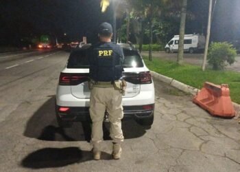 PRF prende mulher com carro clonado na Via Dutra, em Barra Mansa