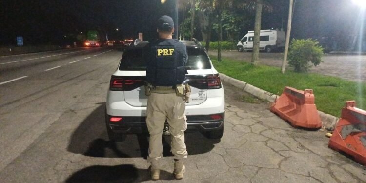 PRF prende mulher com carro clonado na Via Dutra, em Barra Mansa