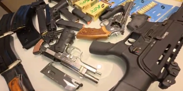 Armas de ex-secretário suspeito de estupro são legais, diz defesa Armas de ex-secretário suspeito de estupro são legais, diz defesa