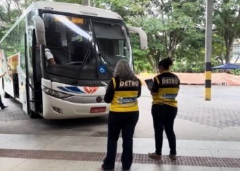 Operação do Detro fiscaliza mais de 50 ônibus e vans na Região Serrana