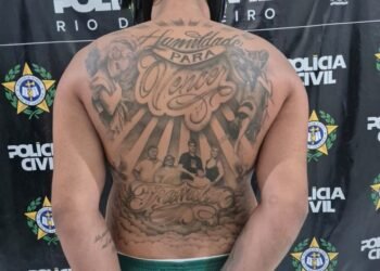 Influencer do grau é preso após empinar moto e portar celular furtado