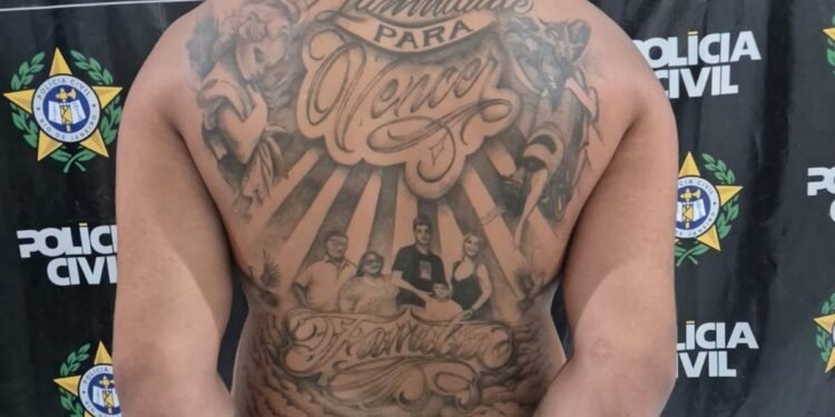 Influencer do grau é preso após empinar moto e portar celular furtado