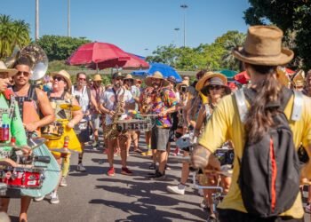 Fervo da Lud, Carmelitas, Orquestra Voadora: veja os 56 blocos desta terça no Rio