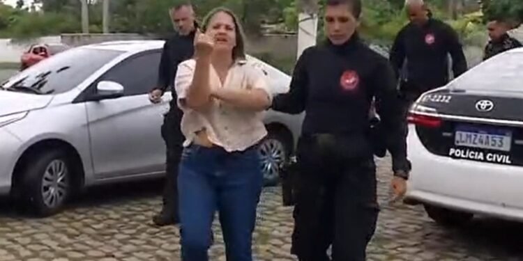 Ex-vereadora de Búzios é presa e xinga prefeito: ‘vagabundo’