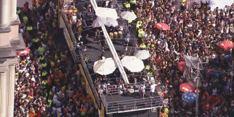 FOTOS: blocos arrastam multidão para as ruas do Rio nesta Terça-Feira Gorda