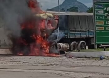 Carreta pega fogo no posto de combustíveis às margens da BR-356, em Itaperuna Carreta pega fogo no posto de combustíveis às margens da BR-356, em Itaperuna