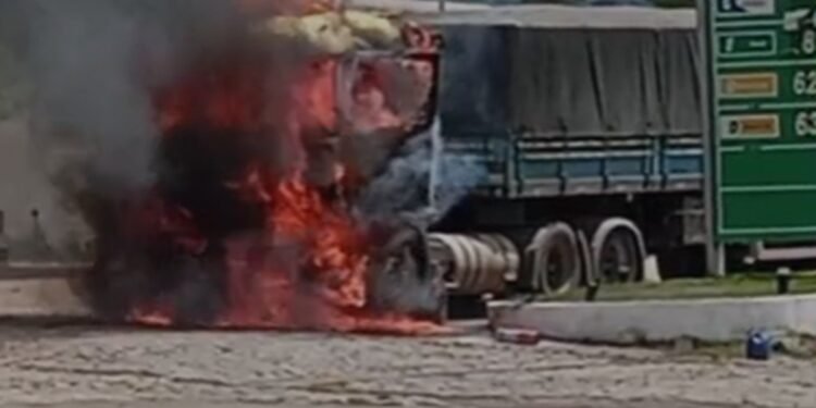 Carreta pega fogo no posto de combustíveis às margens da BR-356, em Itaperuna