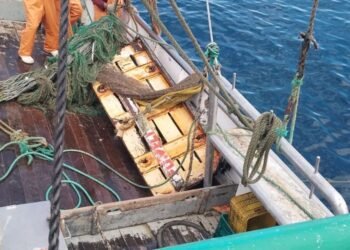 Parte de barco desaparecido com seis tripulantes é encontrada por pescadores em Maricá