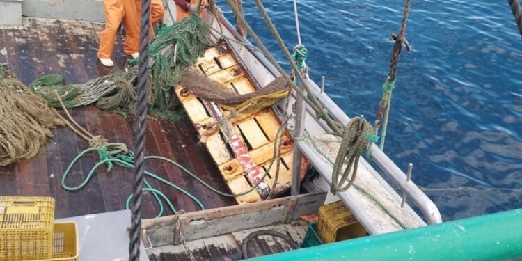 Parte de barco desaparecido com seis tripulantes é encontrada por pescadores em Maricá