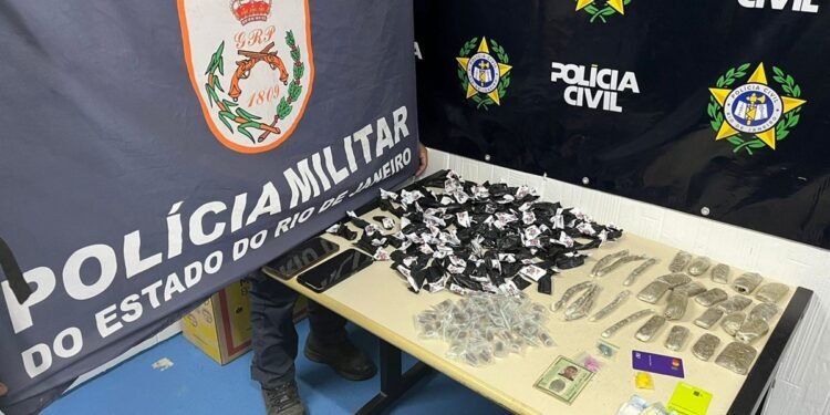 Homem é preso após se esconder em galinheiro durante ação contra o tráfico em Arraial do Cabo Homem é preso após se esconder em galinheiro durante ação contra o tráfico em Arraial do Cabo