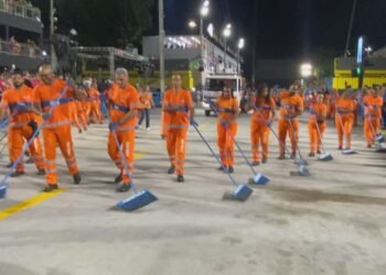 Comlurb recolheu 65,7 toneladas de lixo após a 1ª noite do Grupo Especial