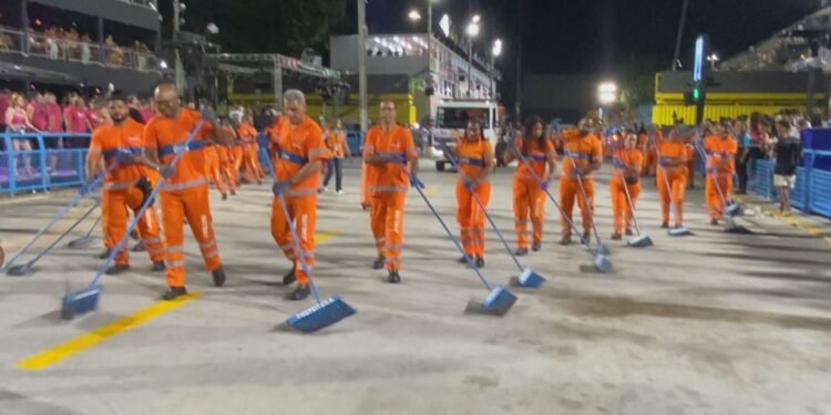 Comlurb recolheu 65,7 toneladas de lixo após a 1ª noite do Grupo Especial Comlurb recolheu 65,7 toneladas de lixo após a 1ª noite do Grupo Especial