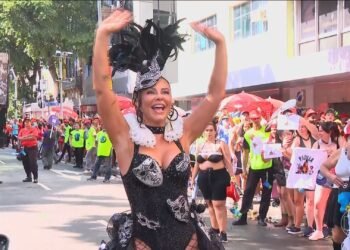 Bloco mais antigo do Rio celebra 107 carnavais em desfile no Centro com a rainha Paolla Oliveira