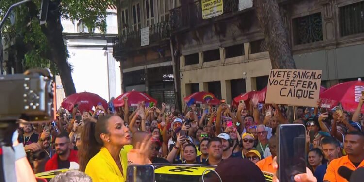 Ivete Sangalo puxa trio elétrico no carnaval de rua do Rio pela primeira vez