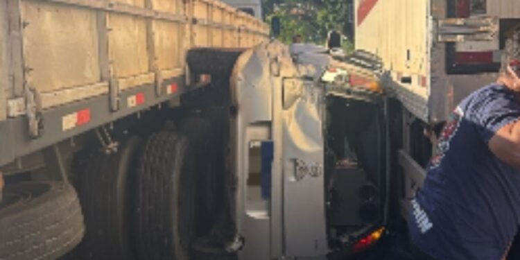 Acidente entre dois carros e duas carretas entre Via Dutra, em Barra Mansa Acidente entre dois carros e duas carretas entre Via Dutra, em Barra Mansa