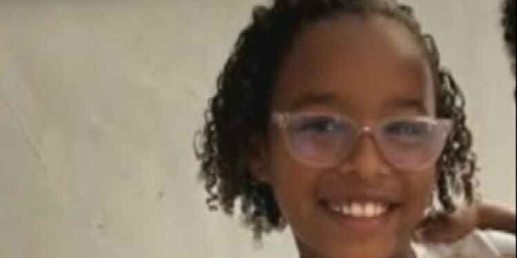 Pais de criança baleada na cabeça em Nova Iguaçu fazem protesto