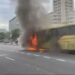 Ônibus pega fogo perto da Central do Brasil, e Av. Presidente Vargas está fechado Ônibus pega fogo perto da Central do Brasil, e Av. Presidente Vargas está fechado