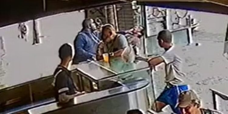 Segurança acusada de matar morador de rua a golpes de cassetete vai a júri popular