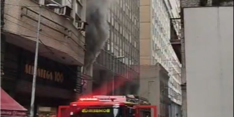 Incêndio restaurante acontece na Rua da Alfândega, no Centro do Rio