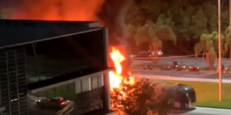 Ônibus do BRT pega fogo no Recreio, na Zona Sudoeste do Rio