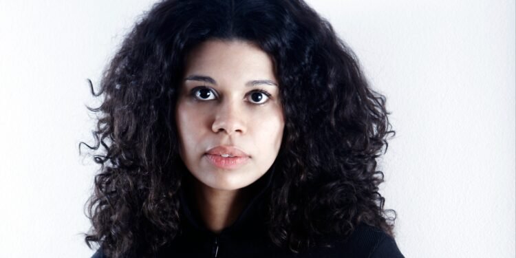 ‘Olhar de forasteira’: de onde vêm as histórias de Ana Paula Maia, escritora da Baixada Fluminense indicada ao prêmio internacional?