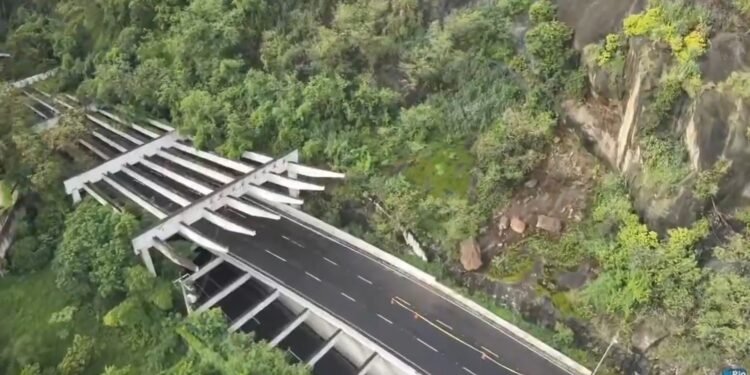 Deslização de pedra ocupa faixa na entrada do Túnel Noel Rosa, em Vila Isabel