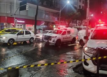 Duas pessoas são socorridas após choque elétrico durante alagamento em Copacabana