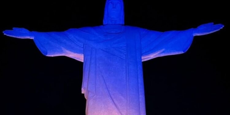 Cristo Redentor é iluminado pelo Dia da Internet Segura 2026