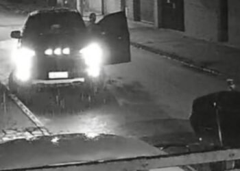 Vídeo mostra desespero do pai ao sair do carro após filha ser baleada em tentativa de assalto no RJ