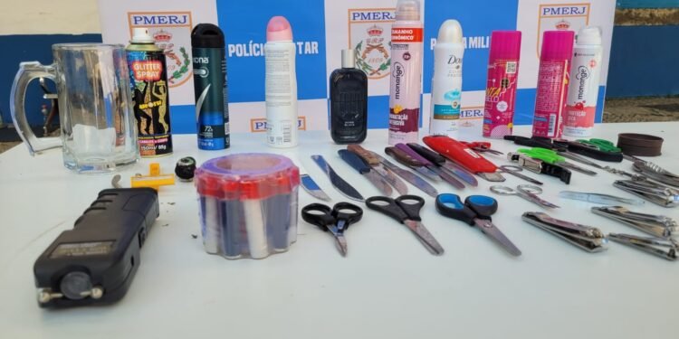 PM apreende 41 facas e até pistola de choque na revista no Bloco da Gold