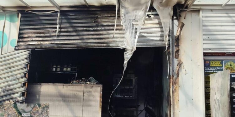 Incêndio impacto e derrota pizzaria em Saquarema