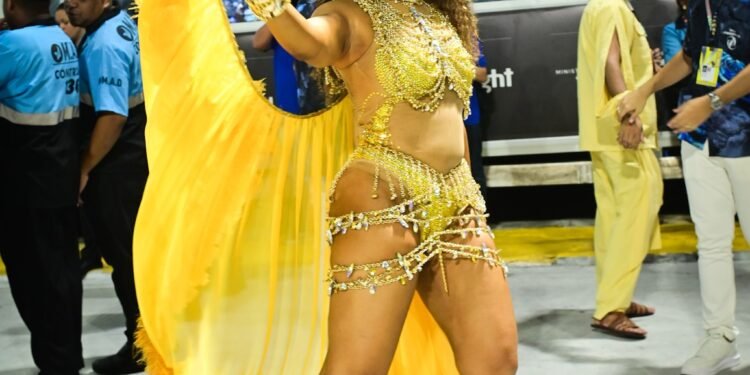 Juliana Alves, ex-rainha da Unidos da Tijuca, desfila à frente da escola e retorna na última ala