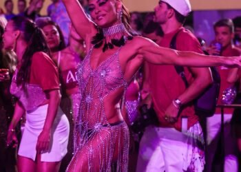 Microfantasias ganham destaque nos blocos de rua do Rio; FOTOS