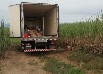 Operação recupera caminhão policial e carga de laticínios roubados em Campos