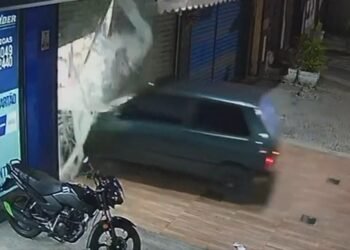 Carro invade loja e vitrine de destruição no Centro de Araruama