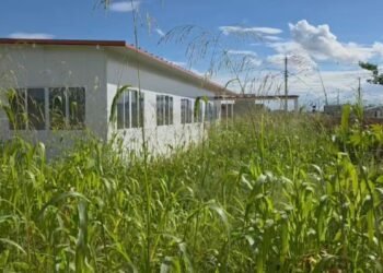 Pais denunciam abandono e atraso na obra de nova creche em Campos