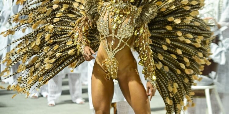 FOTOS: Destaques da terceira noite de desfiles no Carnaval do Rio