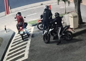 Motocicleta é roubada em estacionamento de fast food em Cabo Frio